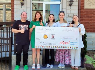 L’école Jeanne-Mance remet un montant de 2 500 $ au Centre de pédiatrie sociale en communauté Les Petits Bonheurs