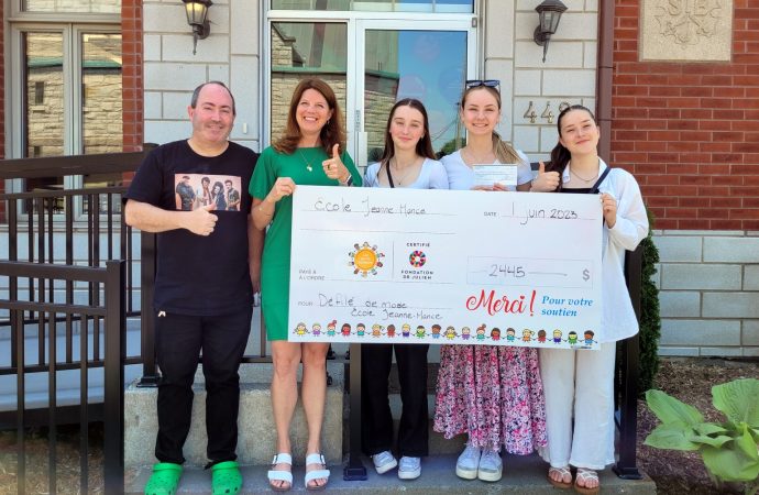 L’école Jeanne-Mance remet un montant de 2 500 $ au Centre de pédiatrie sociale en communauté Les Petits Bonheurs