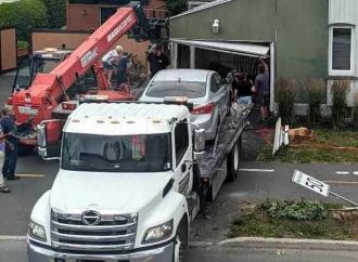 Un conducteur sans permis a causé tout un émoi en terminant sa course encastrée dans un garage à Drummondville.