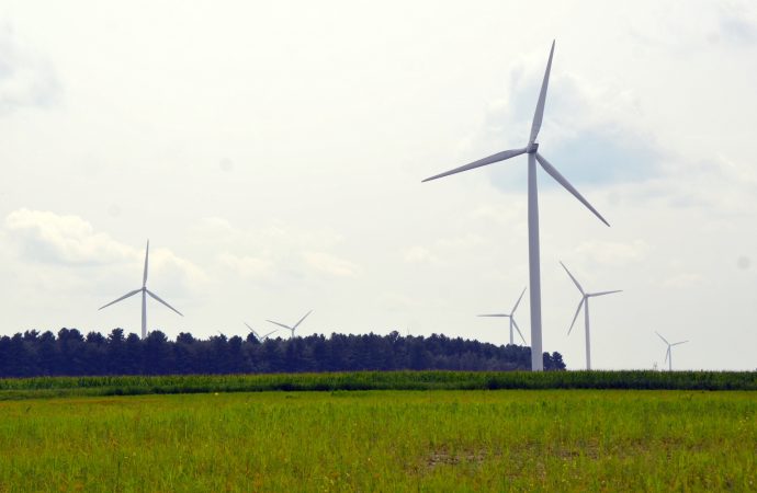 Une pétition de plus de 400 signatures déposée à Durham-Sud pour réclamer un moratoire sur les projets d’éoliennes