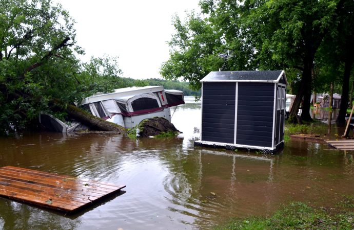 Roulottes, terrains et ponceau inondés par les pluies diluviennes dans la MRC de Drummond