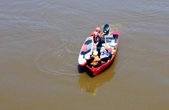 Intervention des pompiers en sauvetage nautique sur la rivière Saint-François à Drummondville