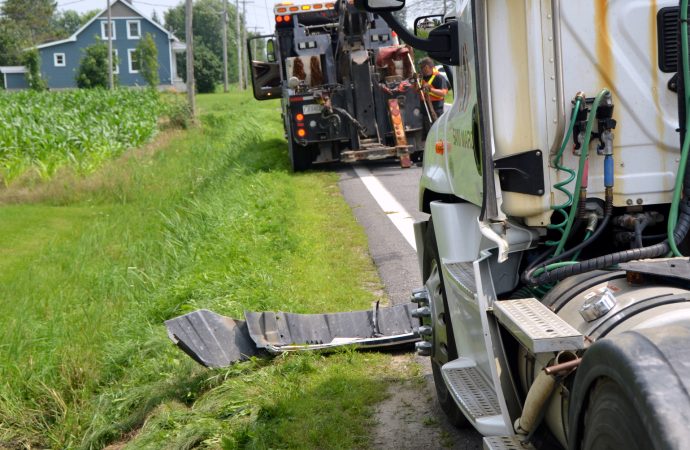Un accident impliquant un camion lourd et un véhicule de Poste Canada a fait un blessé sur la route 239