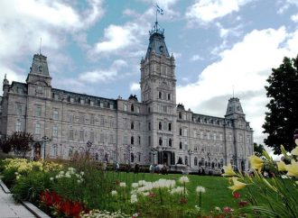 Front commun avec les médias : Autour de l’Assemblée nationale du Québec de suspendre ses placements publicitaires sur Méta