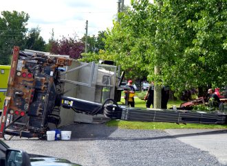 Accident de travail : Un camionneur percute des fils et renverse son camion à Drummondville