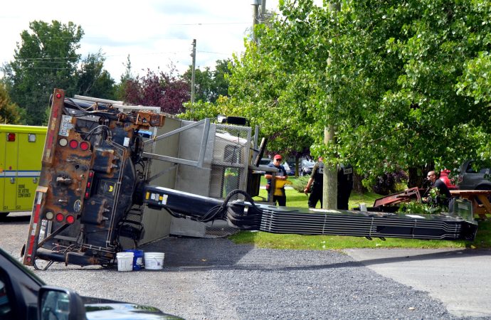 Accident de travail : Un camionneur percute des fils et renverse son camion à Drummondville