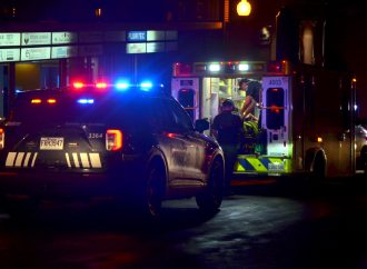 Chute de 30 pieds dans un immeuble : Une soirée festive tourne mal pour un jeune homme à Drummondville