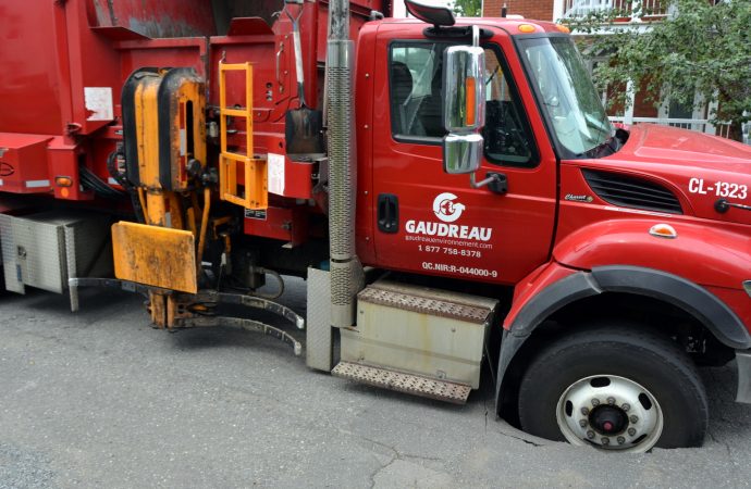Affaissement de la chaussée : un camion s’est retrouvé coincé dans un trou à Drummondville