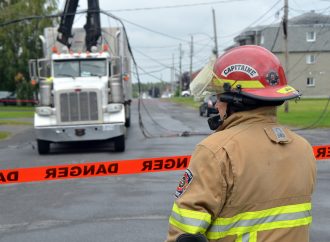 Un camionneur coincé dans son camion après avoir sectionné des fils électriques