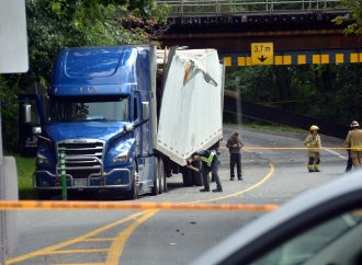 Un camion semi-remorque percute un pont ferroviaire à Drummondville.