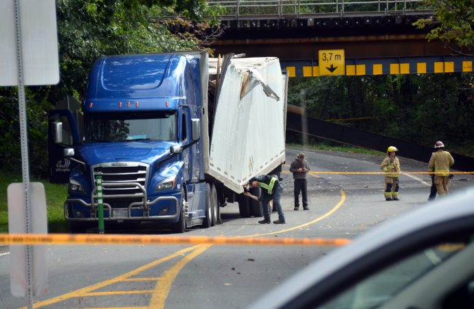 Un camion semi-remorque percute un pont ferroviaire à Drummondville.
