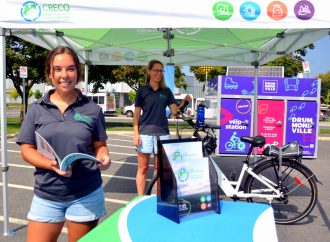 Le CRECQ et la Ville de Drummondville encouragent les citoyens à utiliser les vélo-stations pour faciliter leurs déplacements actifs.