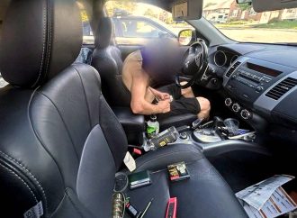 Endormi au volant, il est arrêté pour facultés affaiblies par la drogue dans un quartier résidentiel de Drummondville