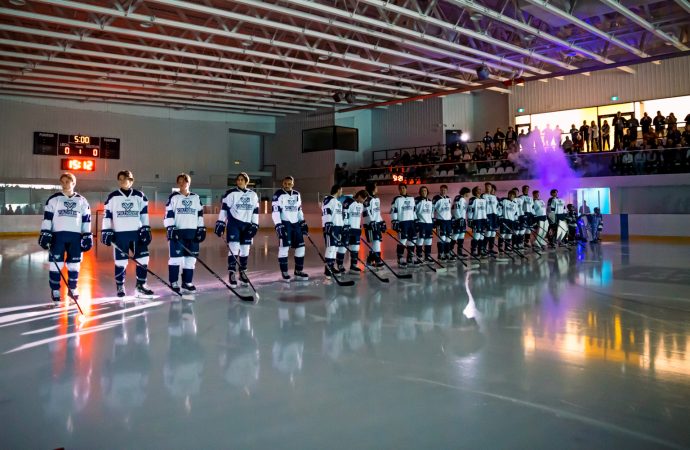 Moment historique : premier match à domicile pour l’équipe de hockey masculin des Voltigeurs du Cégep de Drummondville !