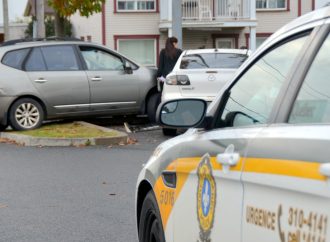 Une apprentie conductrice confond ses pédales et percute une voiture