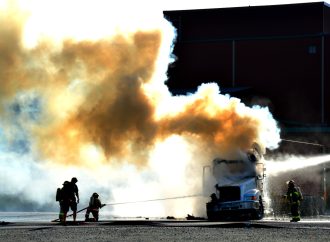 Flammes et explosions : un tracteur routier complètement détruit par un incendie