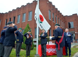 À la mémoire des combattants d’hier et d’aujourd’hui : la Ville de Drummondville hisse le drapeau coquelicot