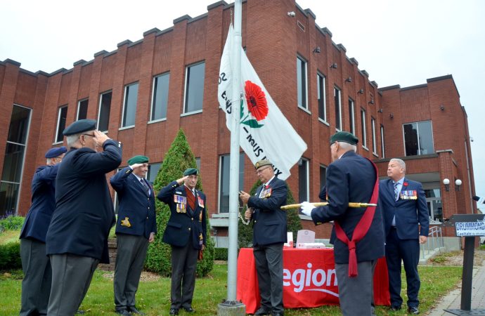 À la mémoire des combattants d’hier et d’aujourd’hui : la Ville de Drummondville hisse le drapeau coquelicot