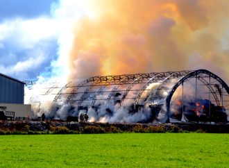 Un entrepôt agricole et des tonnes de foin partent en fumée