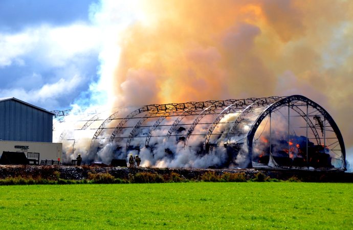Un entrepôt agricole et des tonnes de foin partent en fumée