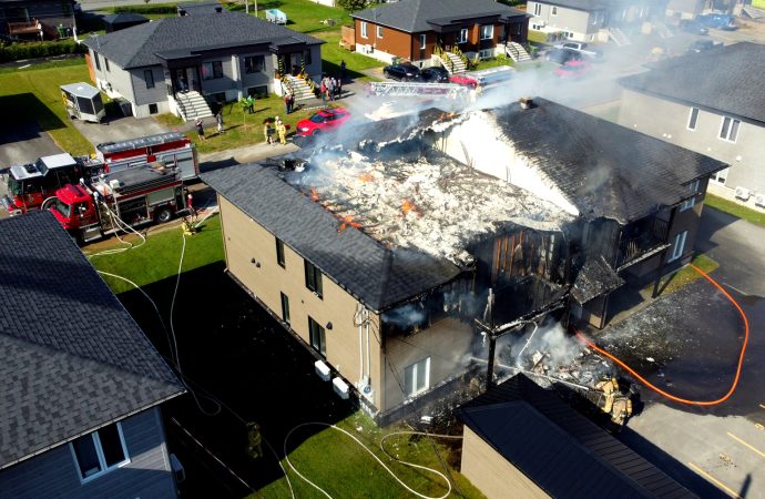 Un quadruplex a été lourdement endommagé par un incendie à Saint-Cyrille-de-Wendover