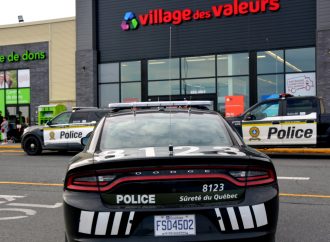 Intervention policière et arrestation d’une personne menaçante et désorganisée dans un commerce à Drummondville