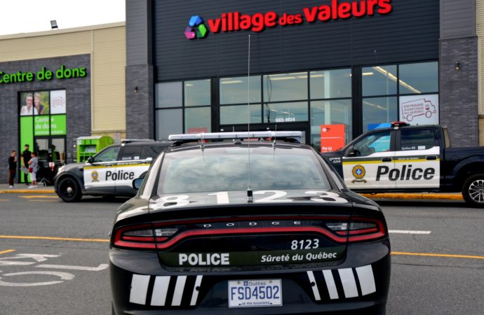 Intervention policière et arrestation d’une personne menaçante et désorganisée dans un commerce à Drummondville