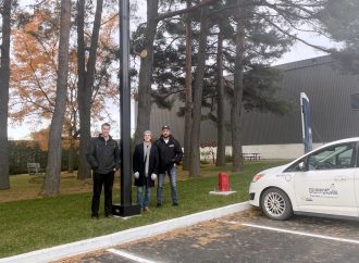 Installation du tout premier lampadaire à énergie solaire dans la MRC de Drummond :