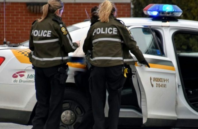 Exploitation sexuelle des enfants sur Internet : les policiers frappent à Drummondville et dans la province et procèdent à 26 arrestations.