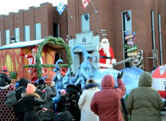 Magie de Noël : un défilé réussi et festif pour l’arrivée du vrai Père Noël à Drummondville !