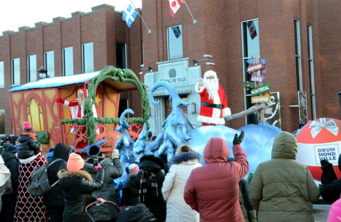 Magie de Noël : un défilé réussi et festif pour l’arrivée du vrai Père Noël à Drummondville !