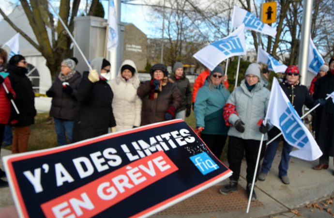 Des centaines d’infirmières et de professionnelles de la santé en grève descendent dans les rues de Drummondville