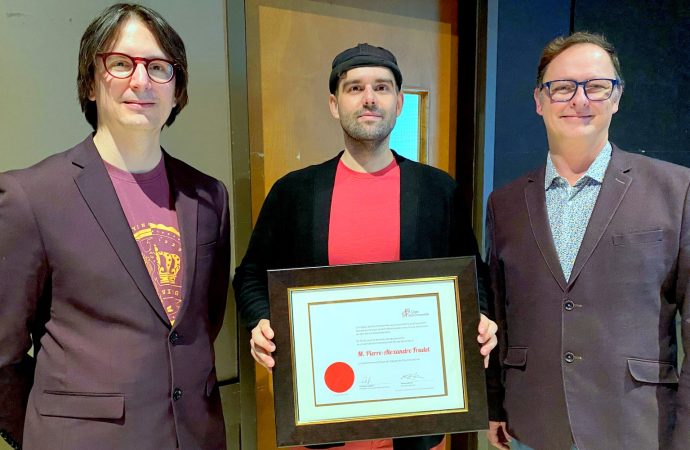 Le philosophe québécois Pierre-Alexandre Fradet reçoit un diplôme honorifique du Cégep de Drummondville