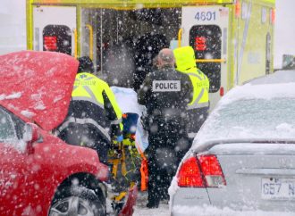 Carambolages et sorties de route : la neige complique les déplacements dans la région