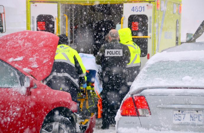 Carambolages et sorties de route : la neige complique les déplacements dans la région