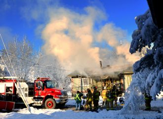 La SQ enquête sur l’origine d’un incendie qui a complètement détruit une résidence à Saint-Félix-de-Kingsey.