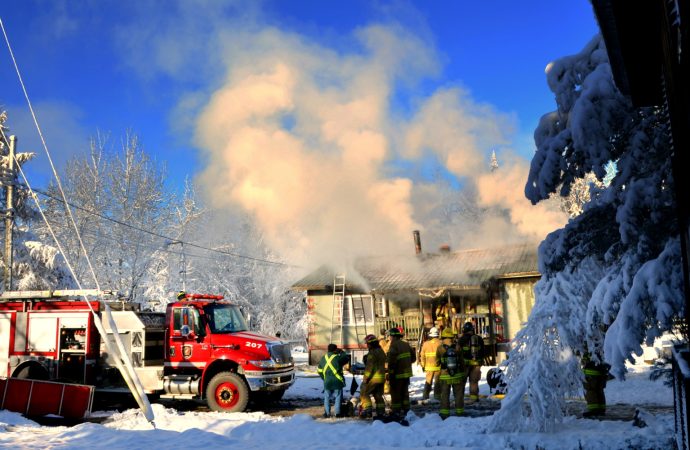 La SQ enquête sur l’origine d’un incendie qui a complètement détruit une résidence à Saint-Félix-de-Kingsey.