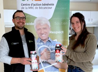 Solidarité lactée : La générosité des Producteurs de lait du Centre-du-Québec illumine les fêtes d’organismes de Drummond et de 3 300 ménages de la région