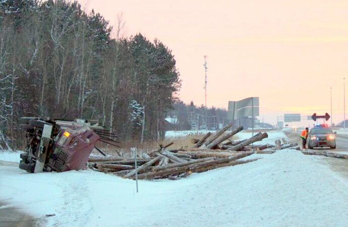 Un poids lourd s’est renversé dans la bretelle de la route 55 menant à la route 20 au Centre-du-Québec