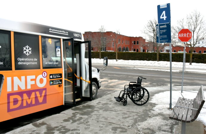Transport adapté : un service mal adapté pour les personnes à mobilité réduite à Drummondville, dénoncé par une citoyenne