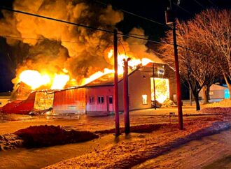 Un incendie majeur a complètement détruit un entrepôt agricole la nuit dernière au Centre-du-Québec