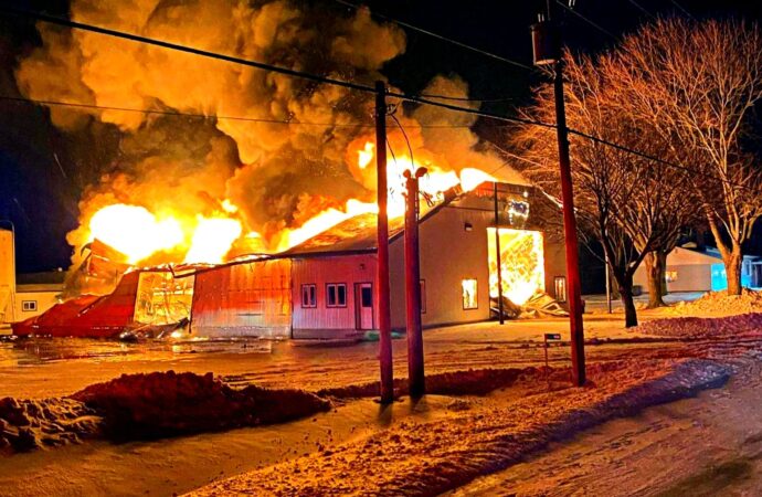Un incendie majeur a complètement détruit un entrepôt agricole la nuit dernière au Centre-du-Québec