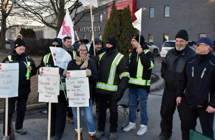 Les employés de Planchers Mercier à Drummondville sont en grève depuis aujourd’hui.