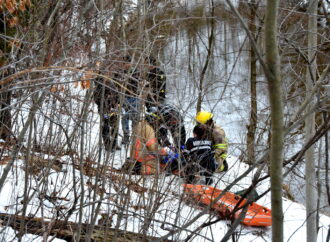 Sauvetage dans un secteur escarpé : Les pompiers et paramédics portent assistance à un adolescent blessé à Drummondville