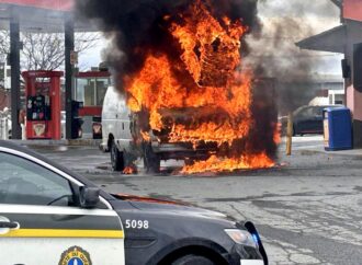 Un camion-nacelle prend feu au beau milieu d’une station-service à Drummondville