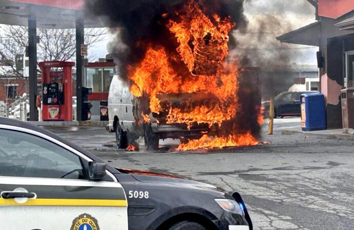 Un camion-nacelle prend feu au beau milieu d’une station-service à Drummondville