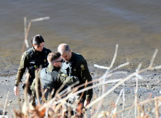 La SQ et le coroner enquêtent sur la découverte d’un corps retrouvé en bordure de la rivière Saint-François
