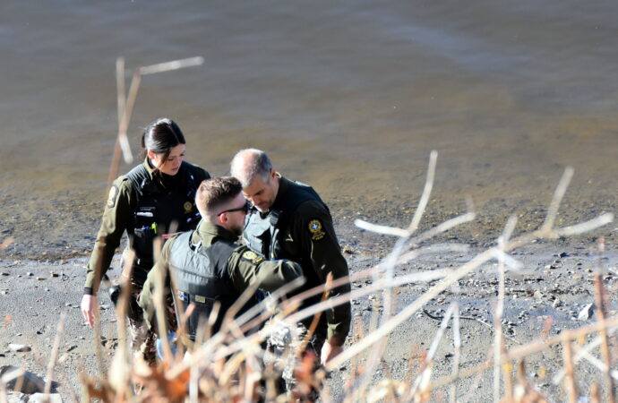 La SQ et le coroner enquêtent sur la découverte d’un corps retrouvé en bordure de la rivière Saint-François