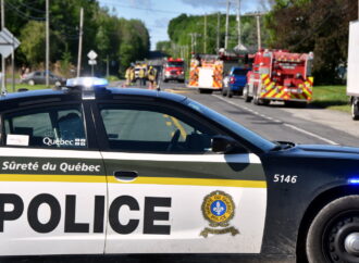 Accident inusité : un automobiliste fauche un poteau et disparaît de la scène… avec le poteau