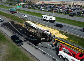 Omelette géante sur l’autoroute : un camionneur renverse son chargement d’œufs sur l’autoroute 20
